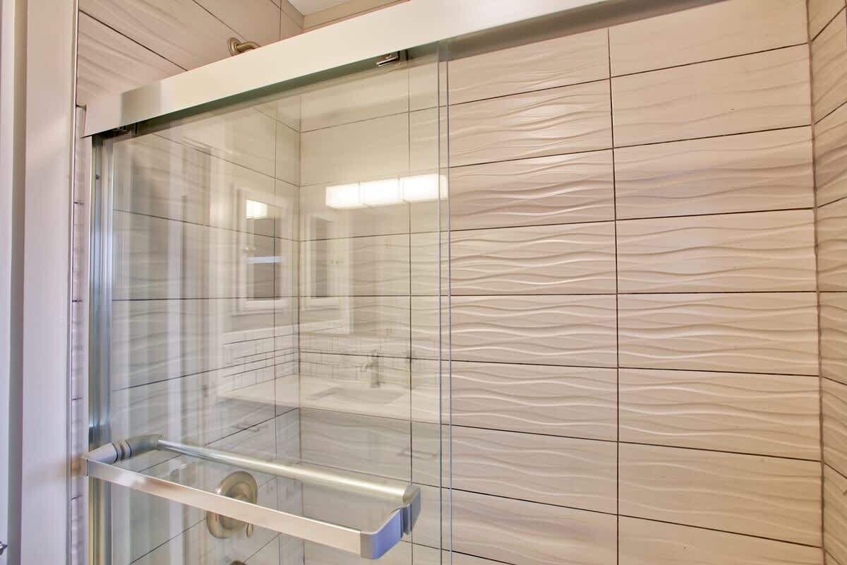 Combined shower/bathtub, hair dryer, towels, soap