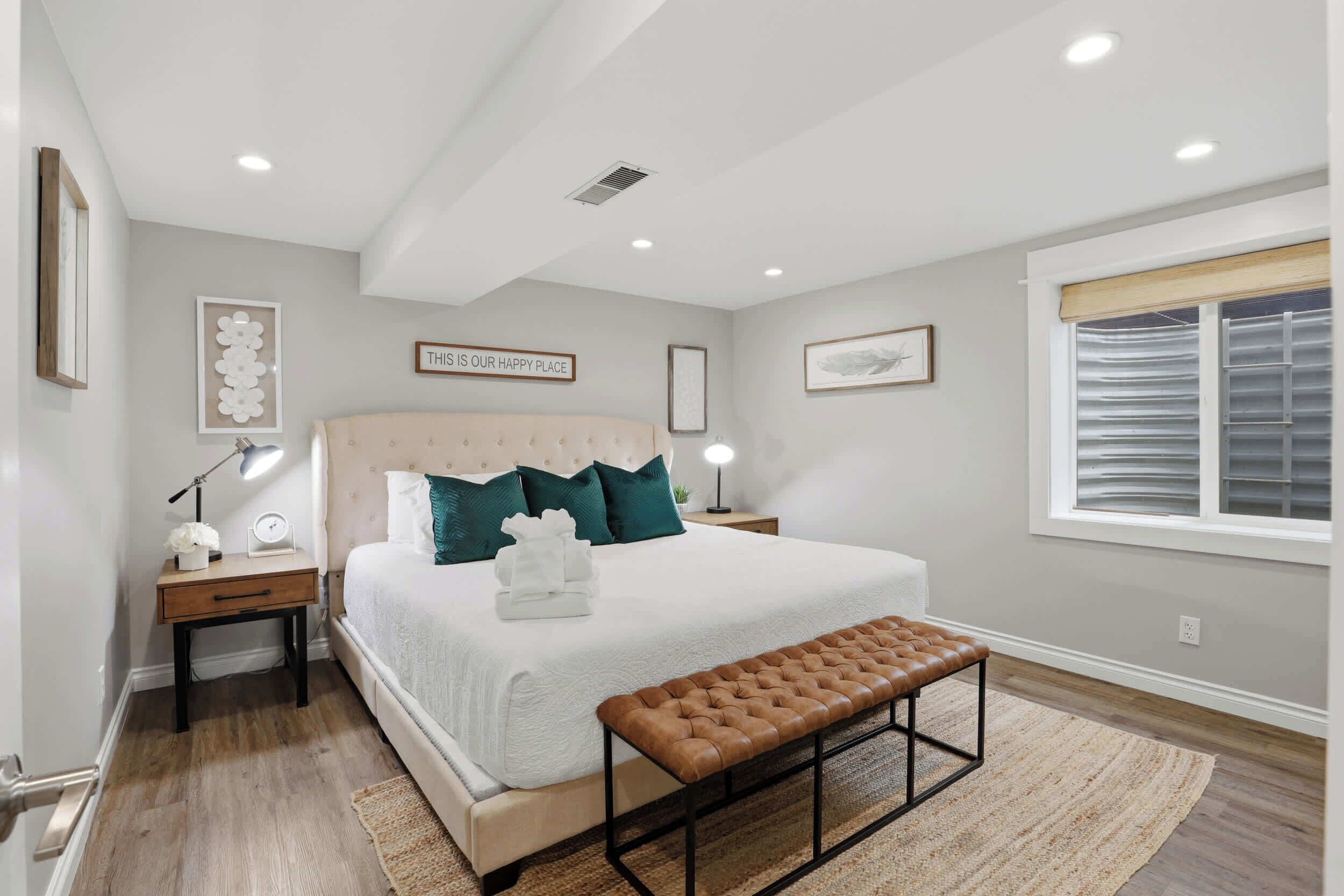 4 habitaciones, escritorio y tabla de planchar con plancha 