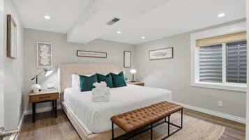 4 habitaciones, escritorio y tabla de planchar con plancha