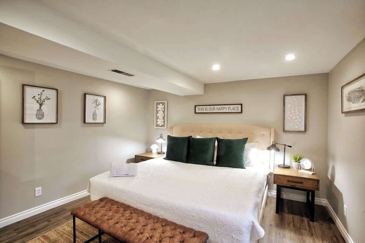8 Schlafzimmer, Schreibtisch, Bügeleisen/Bügelbrett, Reisekinderbett