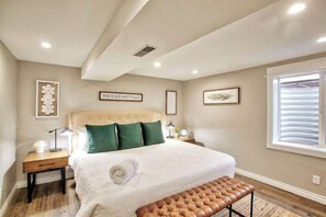 4 bedrooms, desk, iron/ironing board, travel crib