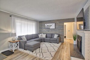Smart TV, chimenea, estéreo, oficina