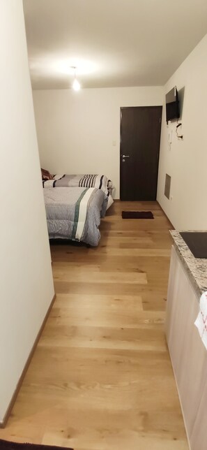 1 dormitorio, escritorio, wifi gratis y ropa de cama