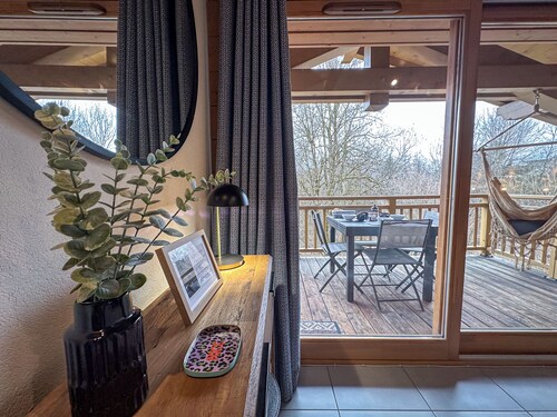 Modern Comfortable Apartment with Balcony and Garage. Great Location for Skiing.