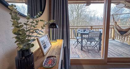 Modern Comfortable Apartment with Balcony and Garage. Great Location for Skiing.