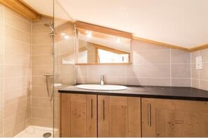 Kombinert dusj/badekar, hårføner, håndklær og såpe