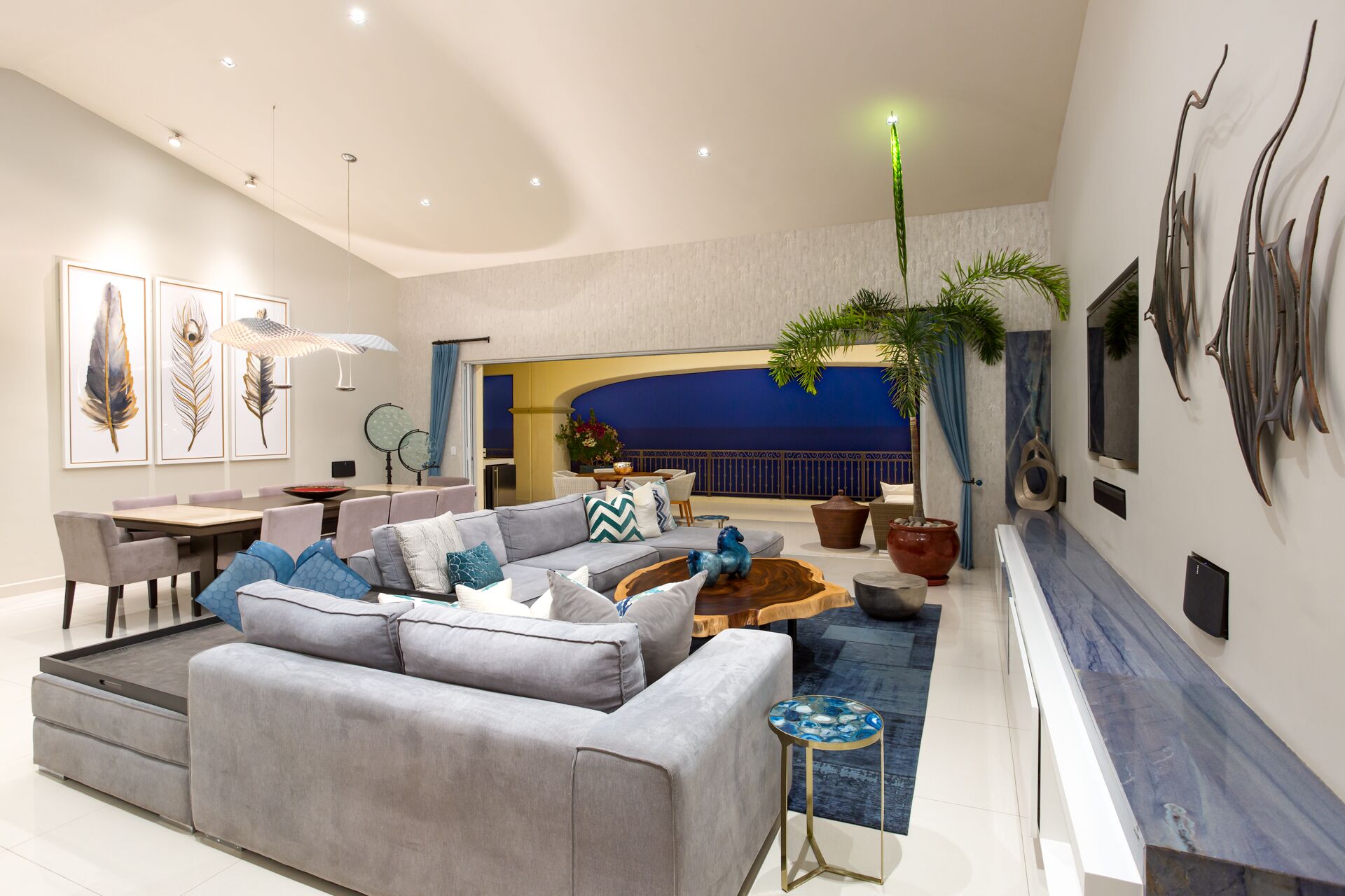 Luxurious Beachfront Penthouse!