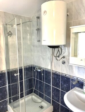 Departamento | Baño | Regadera y toallas