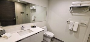 Haartrockner, Handtücher, Toilettenpapier