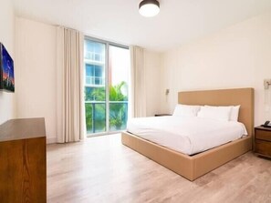 2 slaapkamers, een bureau, een strijkplank/strijkijzer, gratis wifi