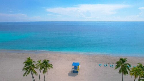 Chic 1BR Condo w/ Partial Ocean View at Costa-CS4