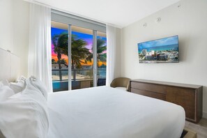 2 bedrooms, desk, iron/ironing board, travel crib - CH Luxury Two Bedrooms and Partial Ocean View-CS2 (Hollywood)