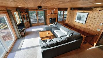 Room, Berbilang Katil, Balcony | Ruang tamu | 32 inci televisyen dengan kabel