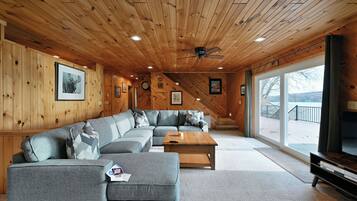 Room, Multiple Beds, Balcony | Living area | 32-inch TV with cable channels