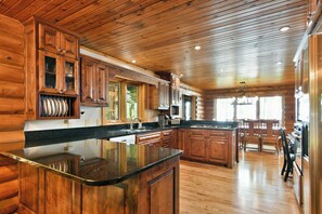 Private kitchen - Lumberjack Lodge (Hayward)