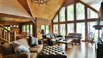 Rumah, Beberapa Tempat Tidur, patio | Area keluarga | Televisi 32-inci dengan saluran TV kabel