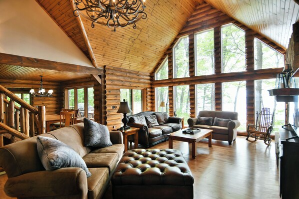 Living area - Lumberjack Lodge (Hayward)