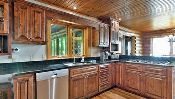 House, Multiple Beds, Patio | Private kitchen | Fridge, microwave, oven, stovetop