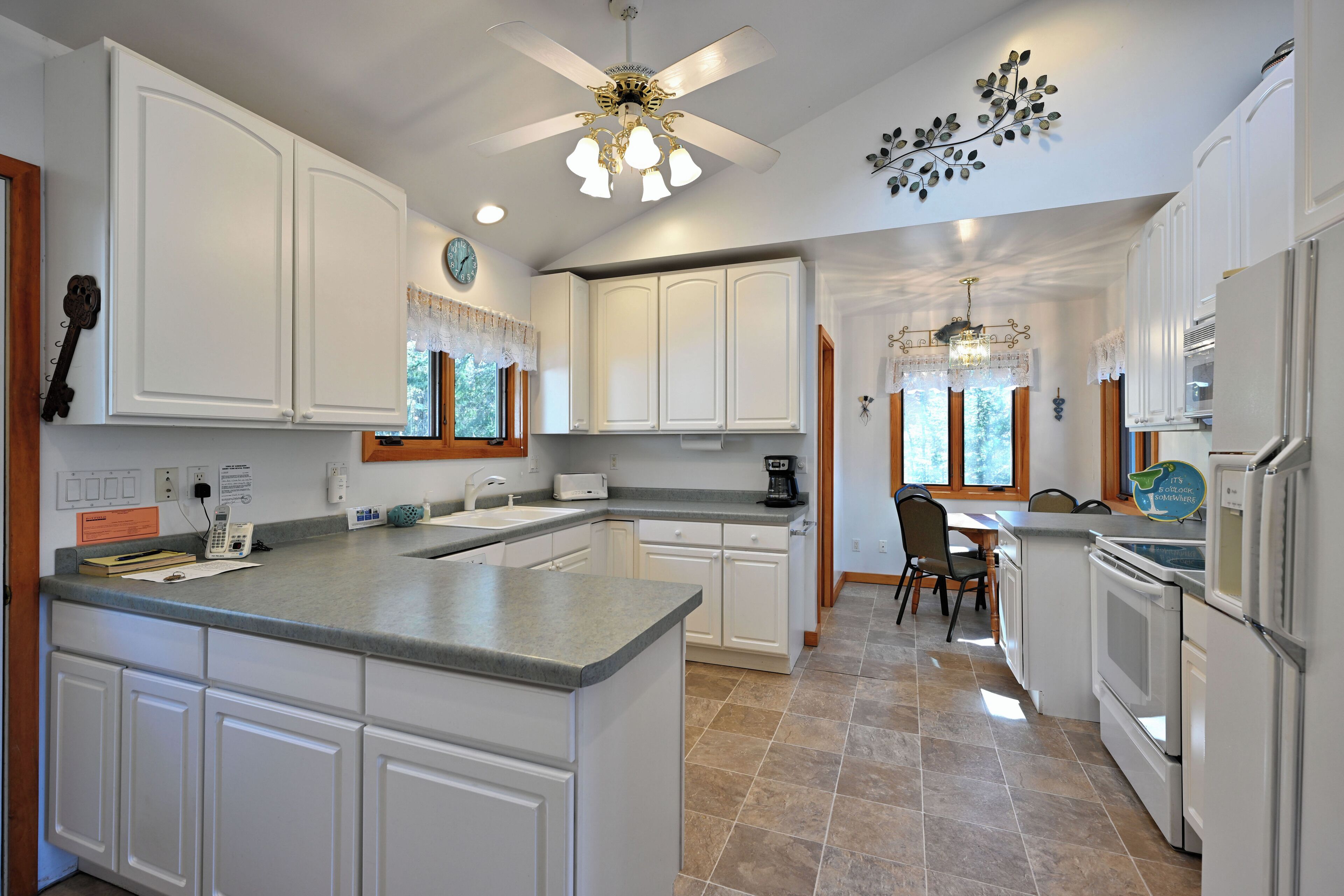 客房, 多張床, 庭院, 海灘景觀 | 私人廚房 | 電冰箱、微波爐、烤箱、爐台