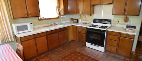 Chambre, plusieurs lits, patio, vue plage | Cuisine privée | Réfrigérateur, micro-ondes, four, plaque de cuisson