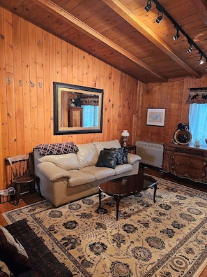 32-inch TV with cable channels, fireplace