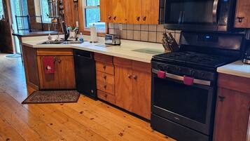 Chambre, plusieurs lits, patio | Cuisine privée | Réfrigérateur, micro-ondes, four, plaque de cuisson