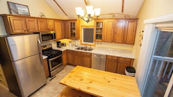 Cabin, Multiple Beds, Patio | Private kitchen | Fridge, microwave, oven, stovetop