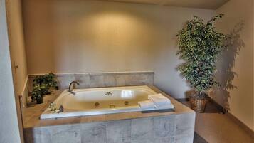 Condo, 1 Queen Bed with Sofa bed, Jetted Tub | Bathroom | Towels, toilet paper