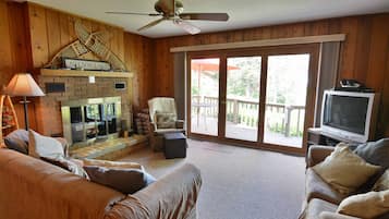 Kamar, Beberapa Tempat Tidur, patio | Ruang keluarga | Televisi 32-inci dengan saluran TV kabel dan perapian