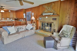 Televisión 32 pulgadas con canales de televisión por cable, chimenea