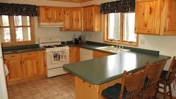 Room, Multiple Beds, Balcony | Private kitchen | Fridge, microwave, oven, stovetop