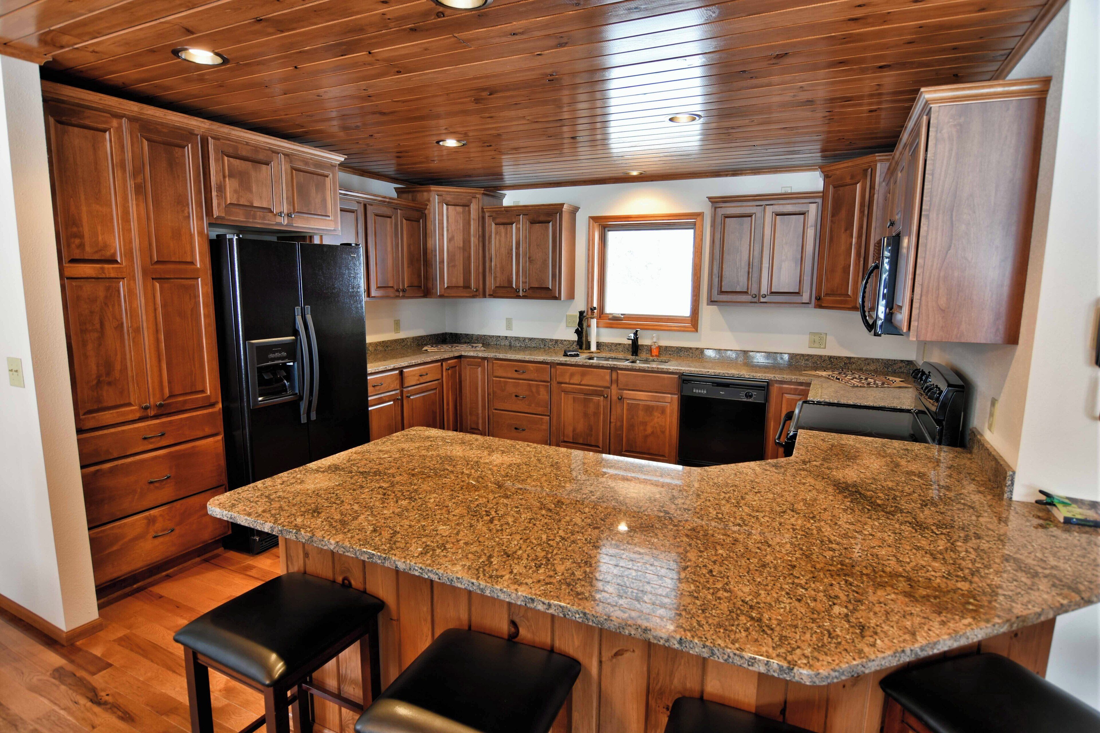 Casa, varias camas, chimenea | Cocina privada | Refrigerador, microondas, horno y parrilla de estufa 