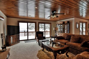 Rumah, Beberapa Tempat Tidur, perapian | Area keluarga | Televisi 50-inci dengan saluran TV kabel