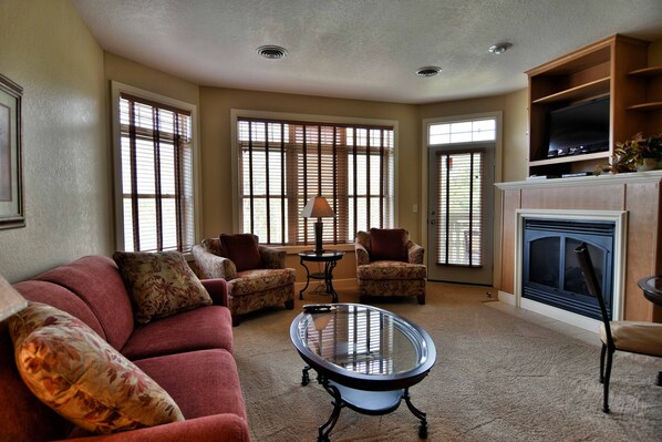 Condo, 1 Queen Bed with Sofa bed, Jetted Tub | Living room