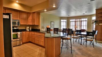 Condo, 1 Katil Ratu (Queen) dengan Katil Sofa, Jetted Tub | Dapur peribadi | Peti sejuk, ketuhar gelombang mikro, dapur, mesin basuh pinggan mangkuk