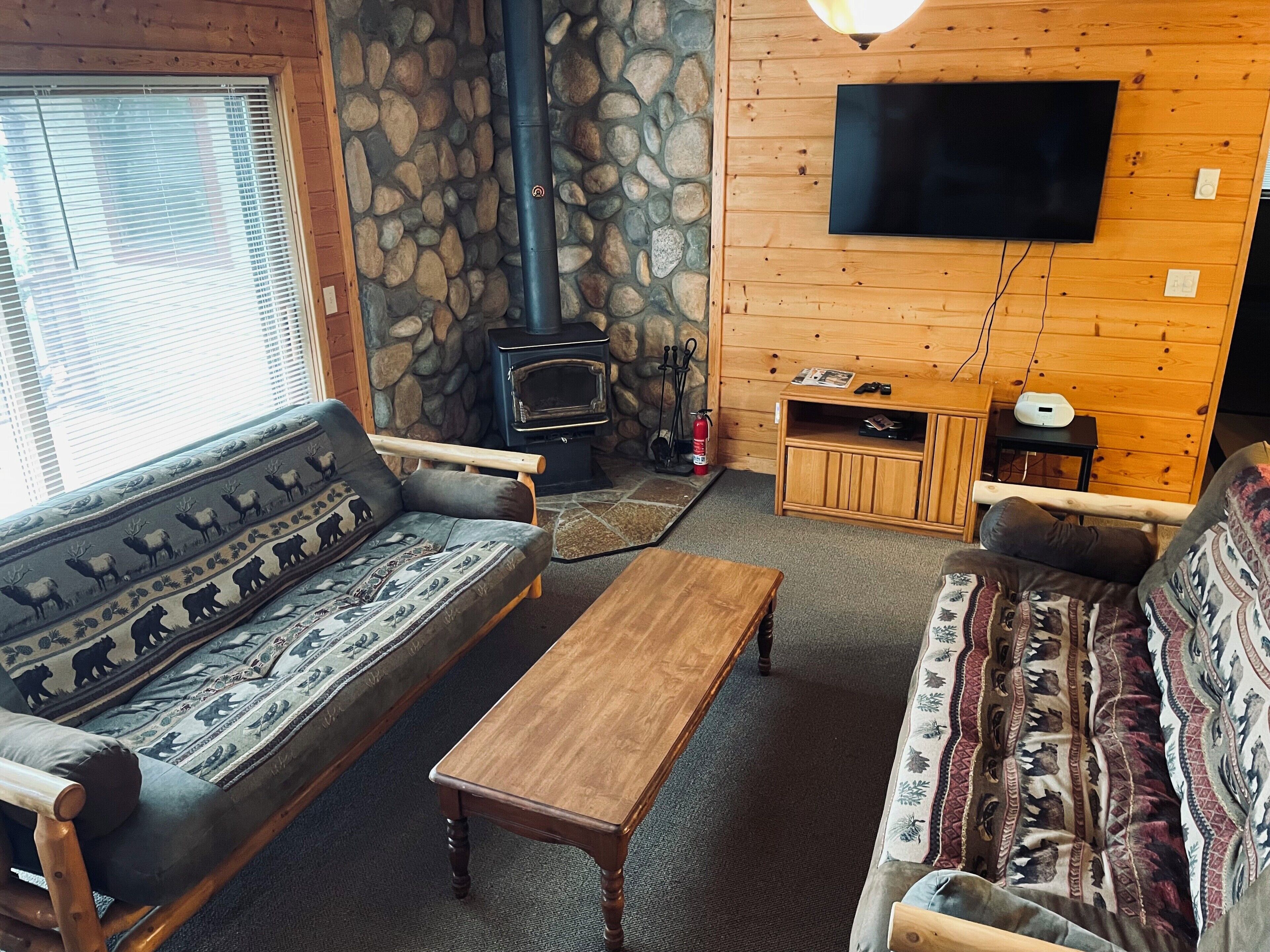 Una sala de estar acogedora con un sofá, una mesa de centro y una chimenea.
