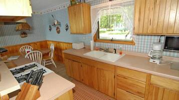 Room, Multiple Beds, Fireplace, Beach View | Private kitchen | Fridge, microwave, stovetop, coffee/tea maker