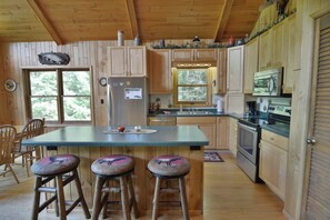 House, Multiple Beds, Patio | Private kitchen | Fridge, microwave, oven, stovetop - Cascade (Clam Lake)