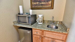 Private kitchen - Unit 431b 1bd/ 1BA Efficiency Suite (Birchwood)