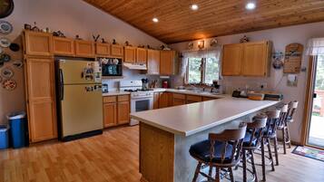 Casa, varias camas, chimenea | Cocina privada | Refrigerador, microondas, parrilla de estufa y cafetera y tetera