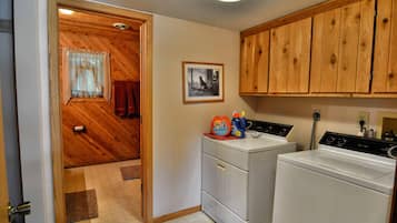 Casa, varias camas, chimenea | Cocina privada | Refrigerador, microondas, parrilla de estufa y cafetera y tetera