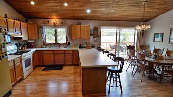 Casa, varias camas, chimenea | Cocina privada | Refrigerador, microondas, parrilla de estufa y cafetera y tetera