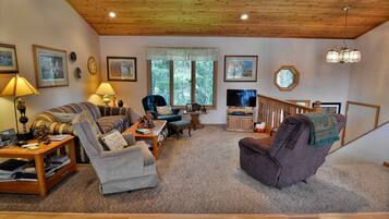 Casa, varias camas, chimenea | Sala de estar | Televisión y chimenea