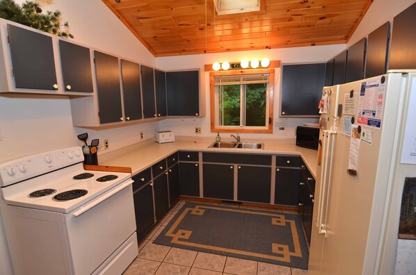 Hus - flere senge - terrasse | Privat køkken | Køleskab, mikrobølgeovn, kogeplade, kaffe-/temaskine