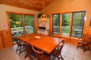 Hus - flere senge - terrasse | Privat køkken | Køleskab, mikrobølgeovn, kogeplade, kaffe-/temaskine