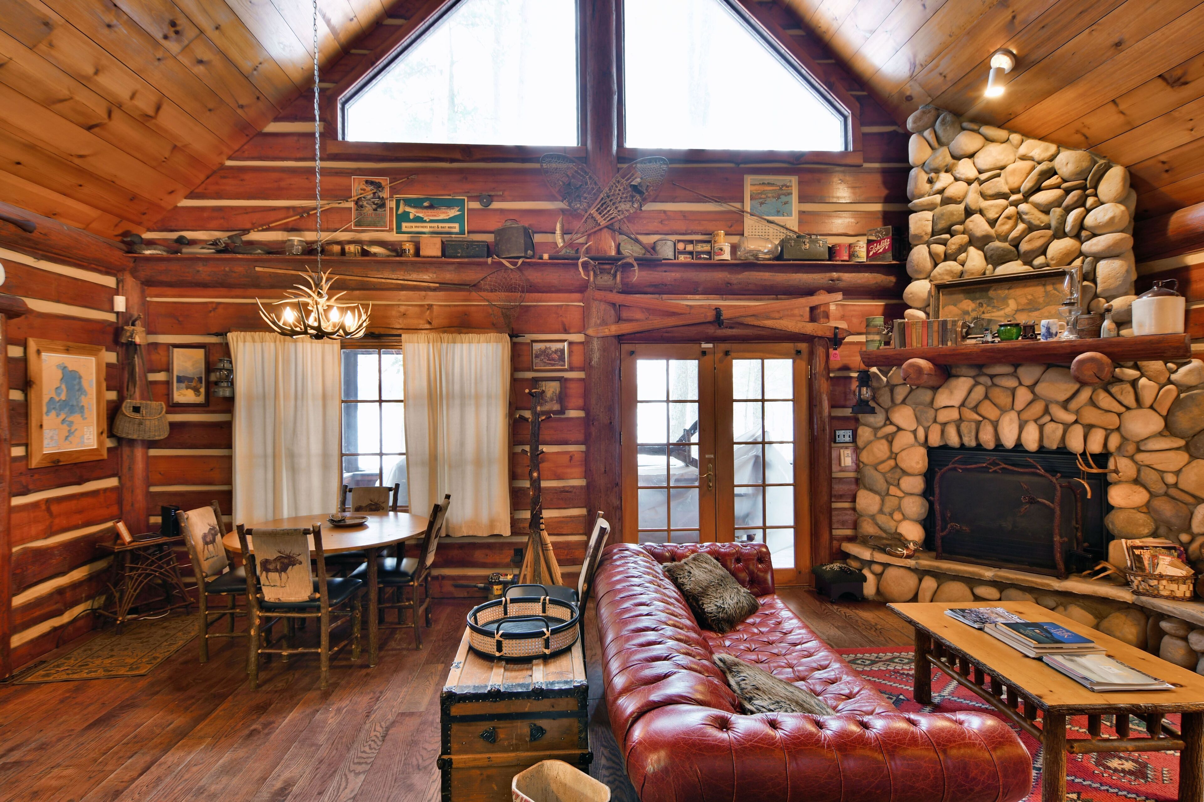 House, Multiple Beds, Jetted Tub | Living room | TV, fireplace