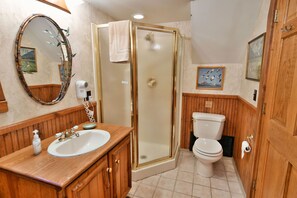 House, Multiple Beds, Jetted Tub | Bathroom