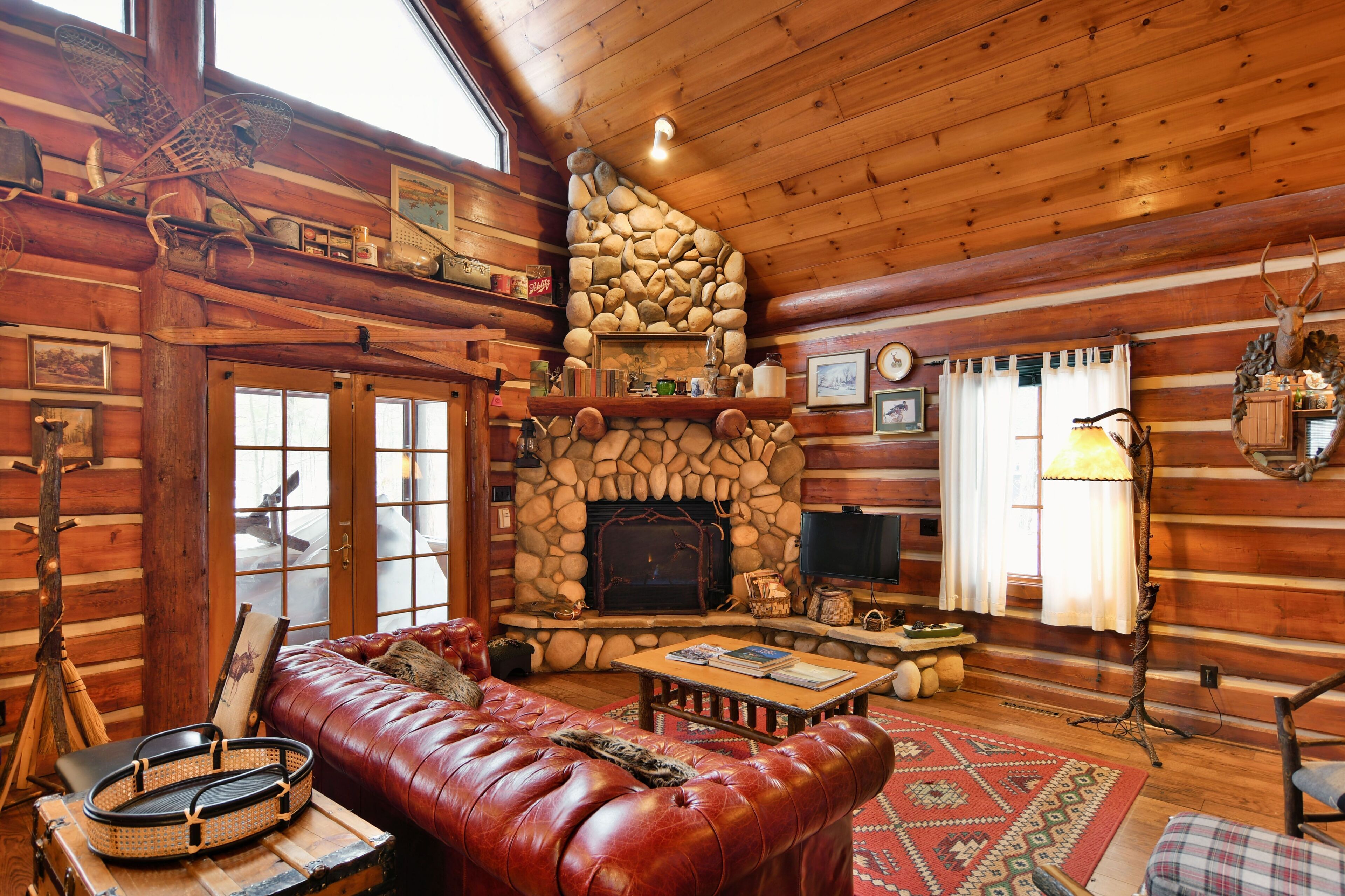 House, Multiple Beds, Jetted Tub | Living room | TV, fireplace