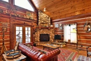 House, Multiple Beds, Jetted Tub | Living room