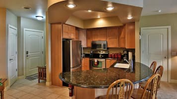 Condo, 1 Queen Bed with Sofa bed, Jetted Tub | Private kitchen | Fridge, microwave, oven, stovetop